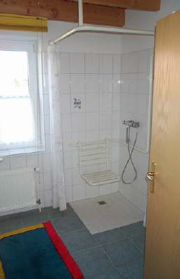 Bad EG (mit einhngbarem Duschsitz)