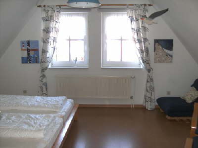 Schlafzimmer mit Doppelnbett OG